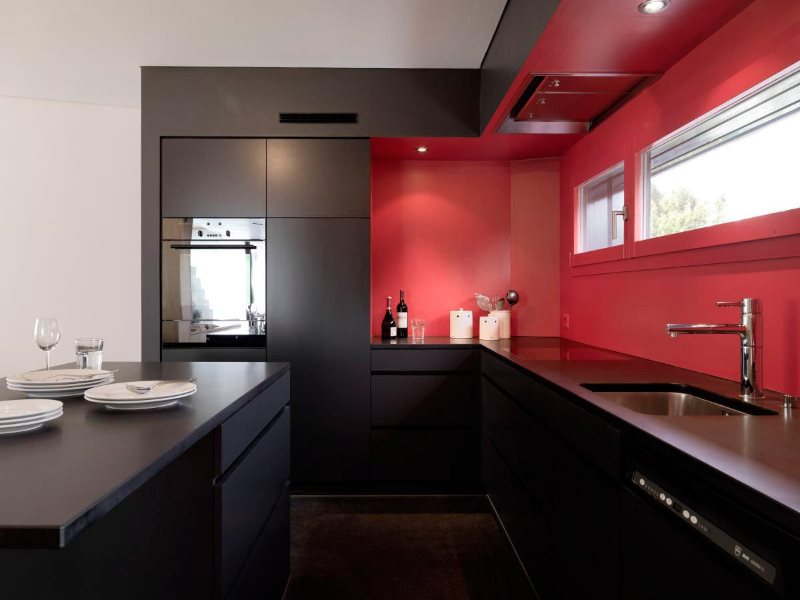 Cuisine minimaliste rouge et noire