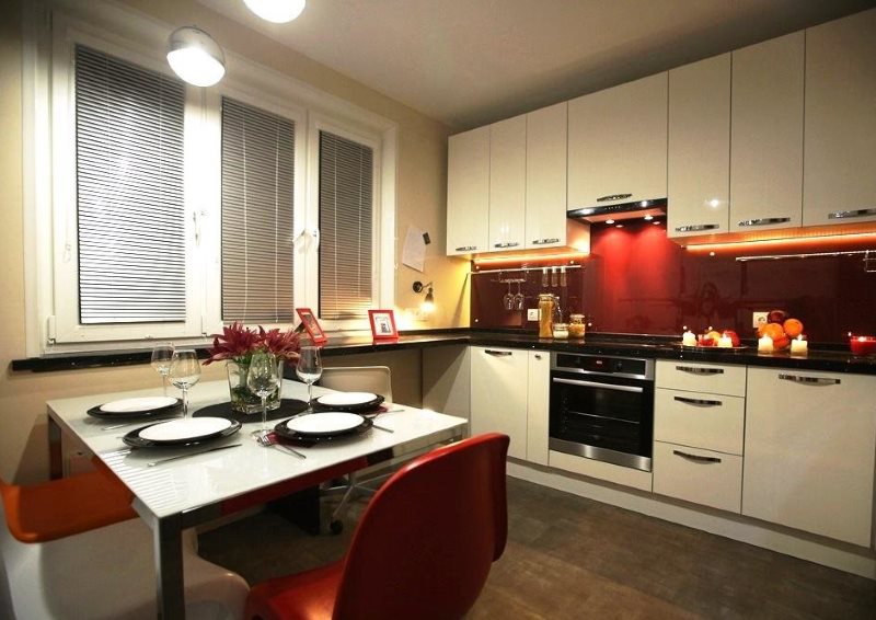 Illuminazione della cucina con un grembiule rosso