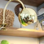 Lampe portable avec pince à linge sur une étagère en bois