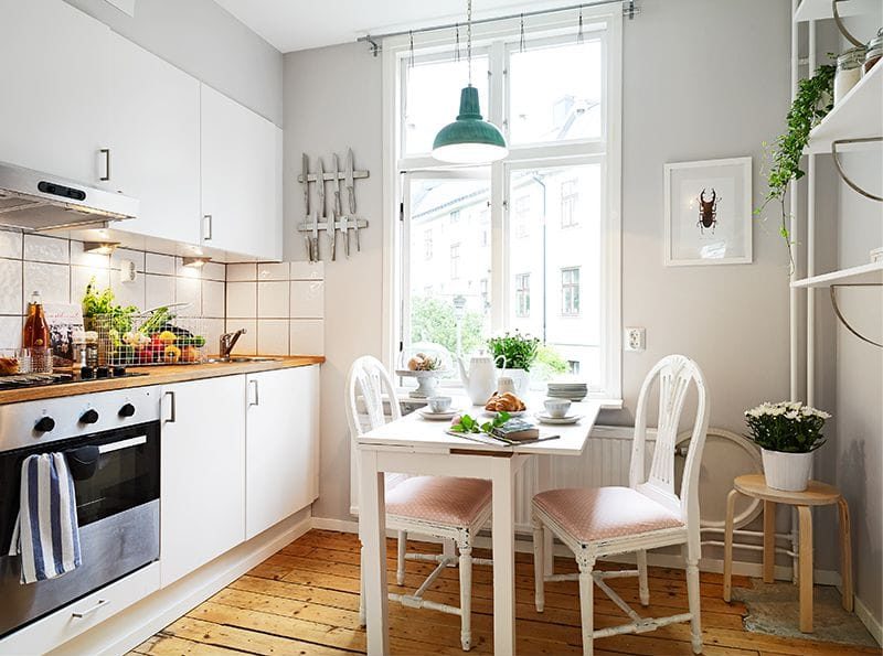 Organisation de l'éclairage de cuisine dans une maison en panneaux