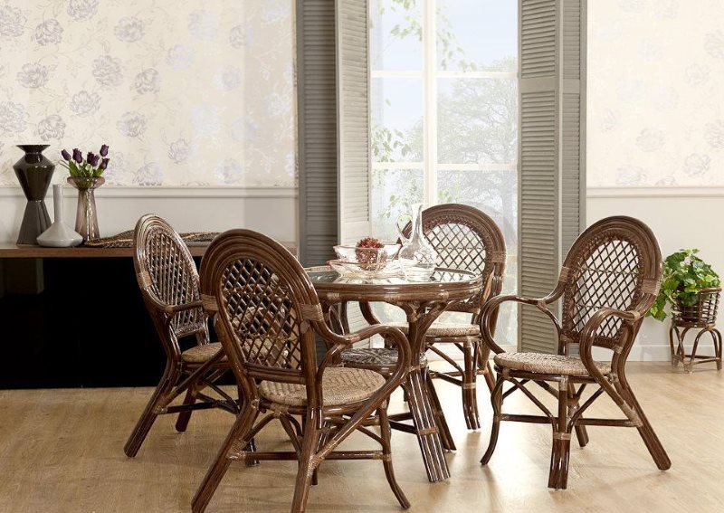 Chaises en osier dans la salle à manger de la cuisine