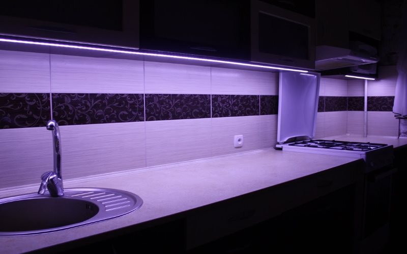 Éclairage LED pour évier et bureau dans la cuisine-salon