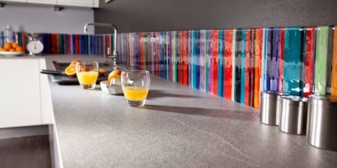 Bandes lumineuses sur un tablier en verre trempé