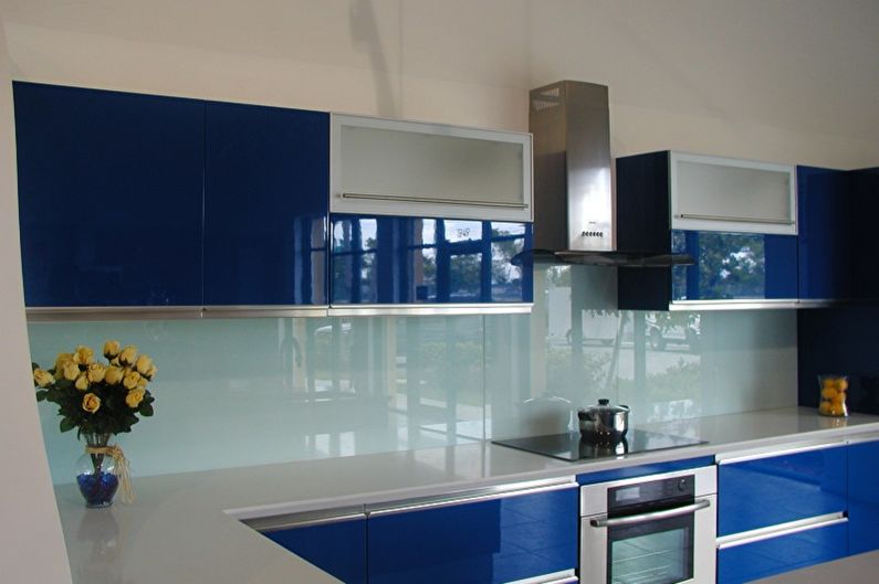 Solido pelato in cucina con un set blu