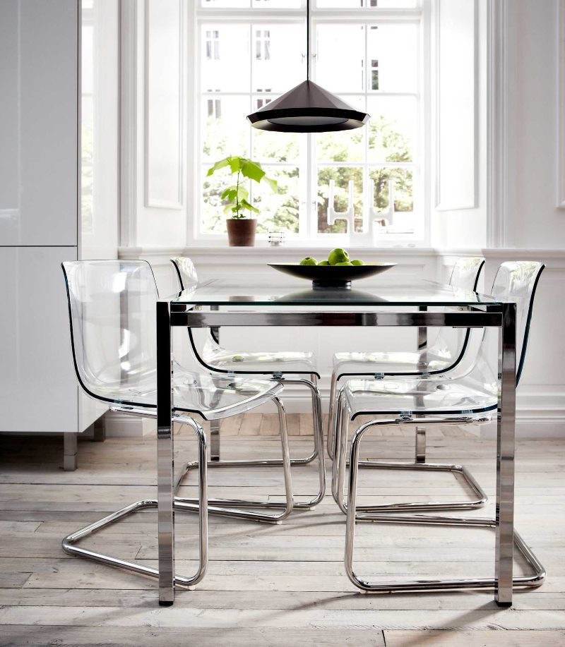 Mobilier transparent à l'intérieur de la cuisine