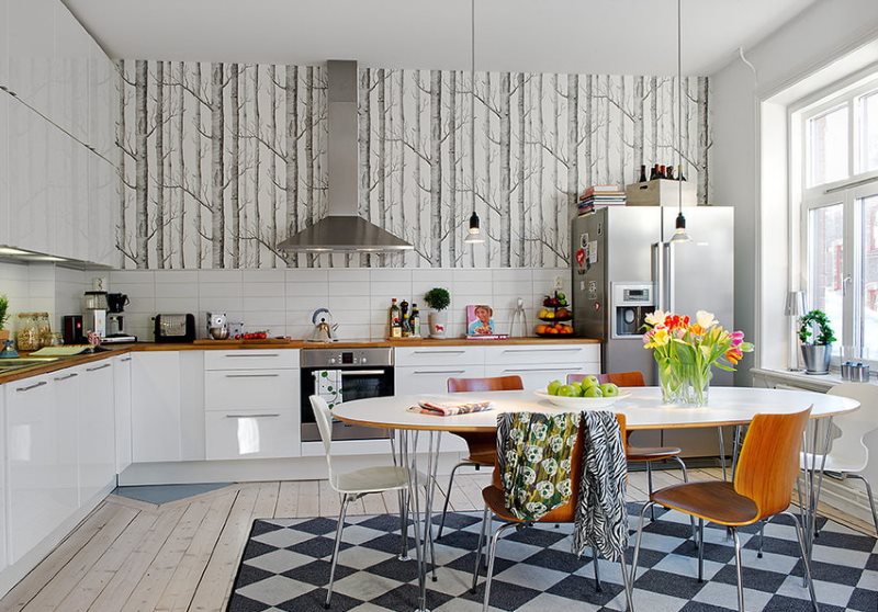 Sedie di vari design all'interno di una cucina ad angolo