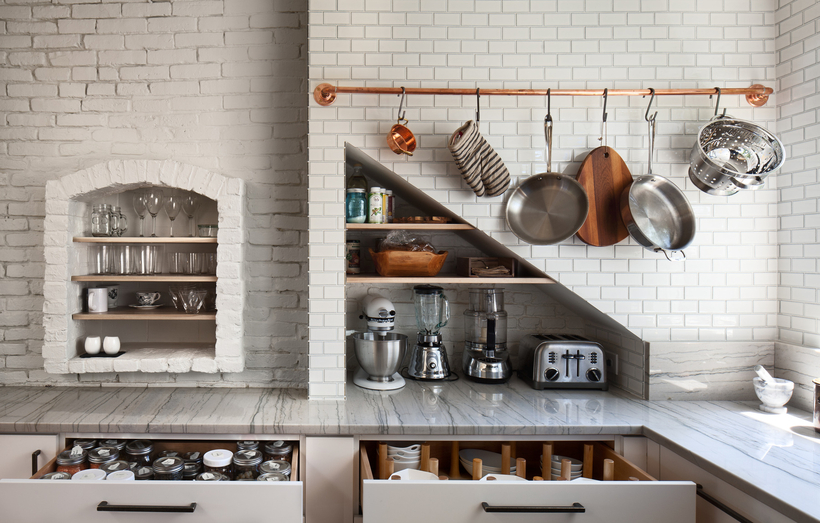 Railing in bronze in the interior of the kitchen