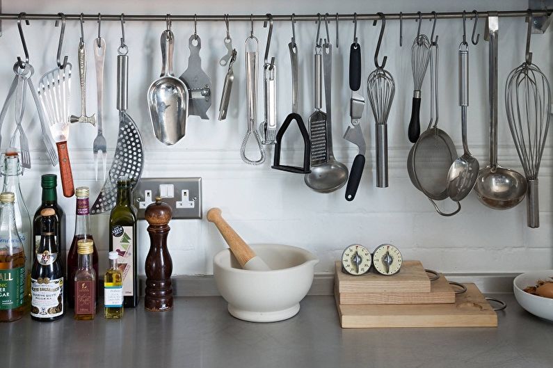 Direct railing with chrome finish on the kitchen apron