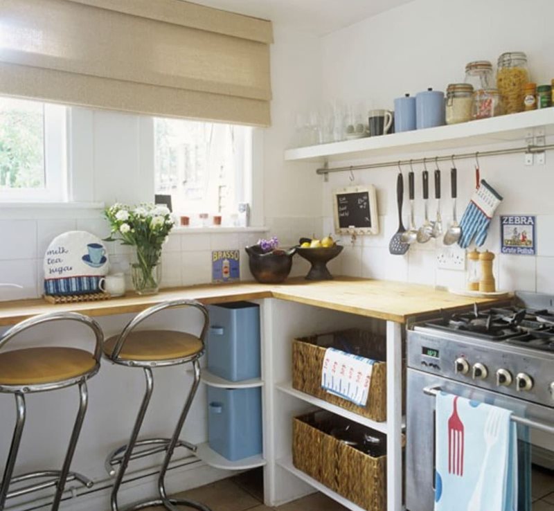 Scaffale aperto con utensili da cucina in cucina con tenda romana