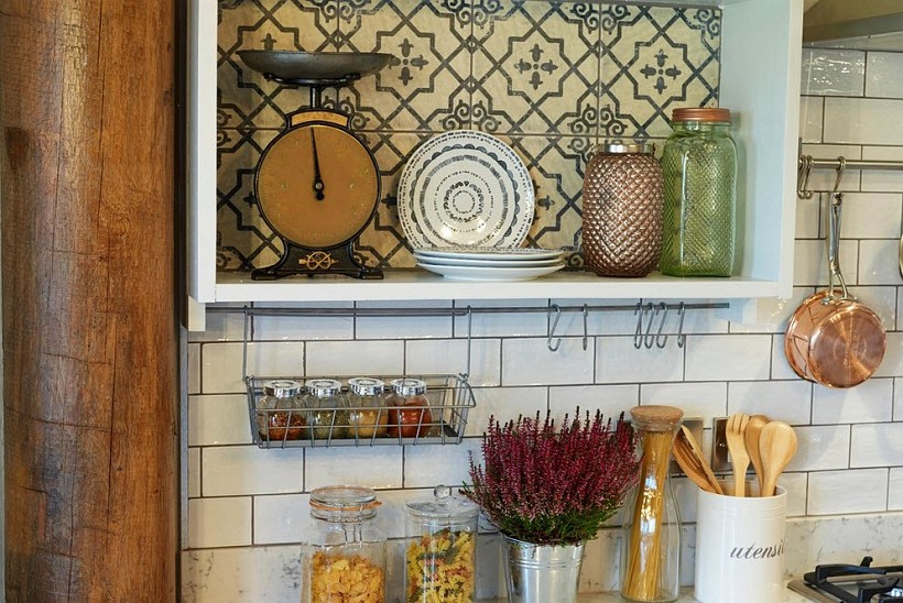 Direct railing under the closet in the kitchen in the style of provence