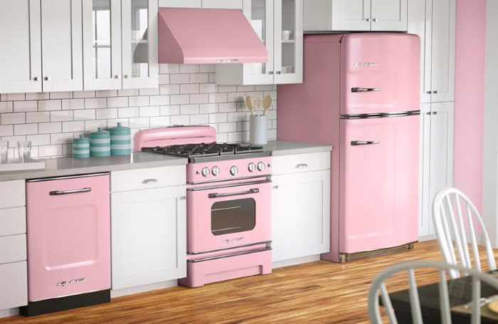 Cuisine linéaire avec frigo rose