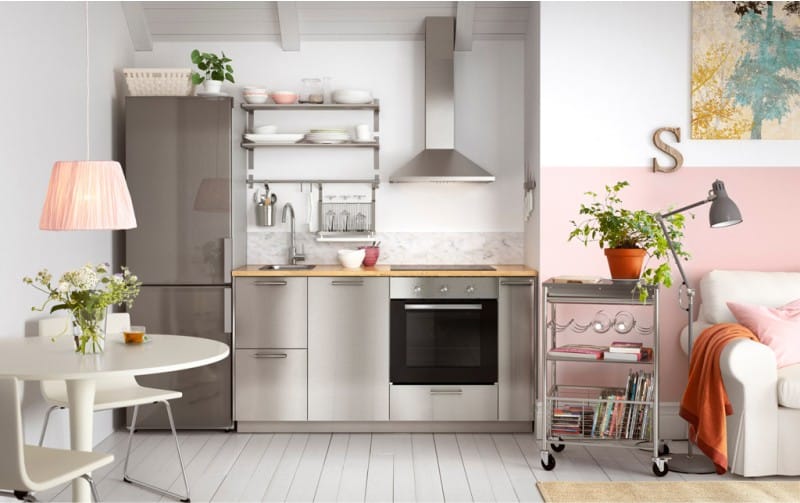 Set de cuisine gris avec mur rose