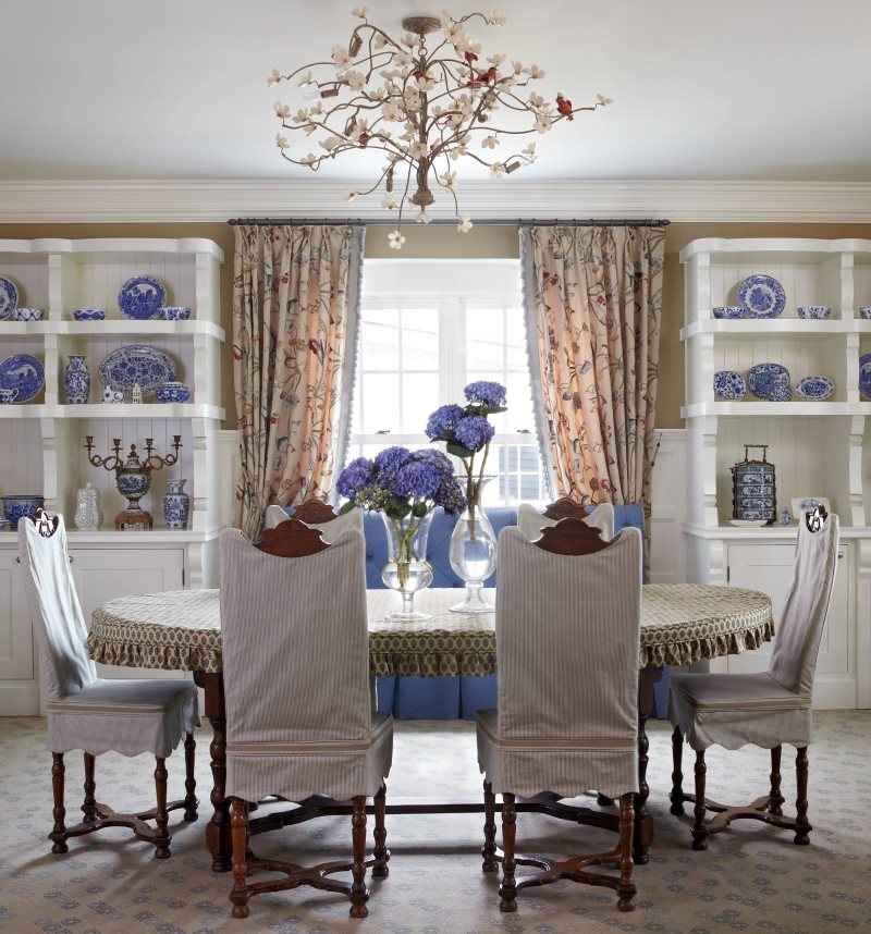 Short overhang tablecloth on the dining table