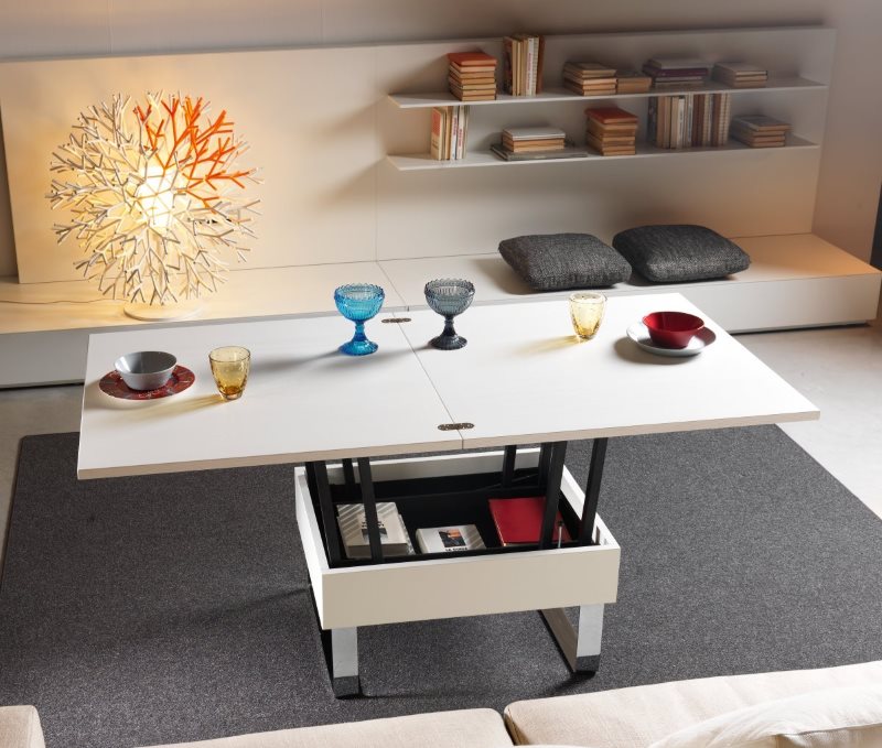 Table pliante dans le salon-cuisine