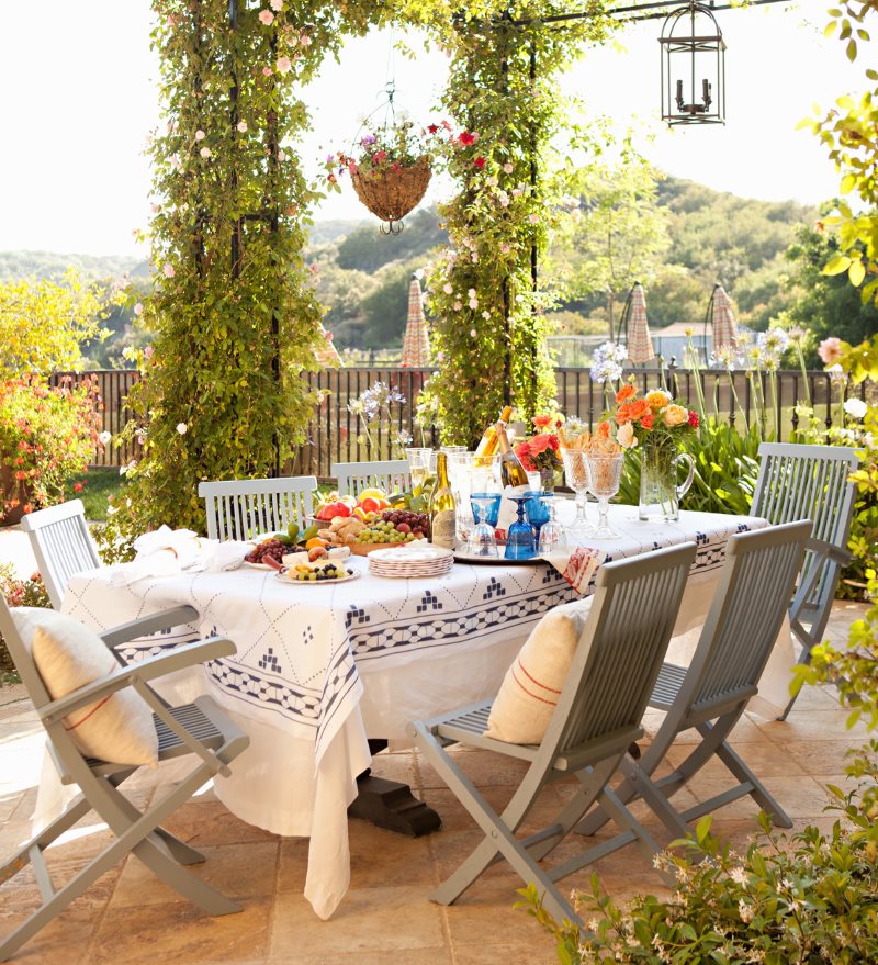 Chaises pliantes en bois sur la terrasse d'une maison de campagne