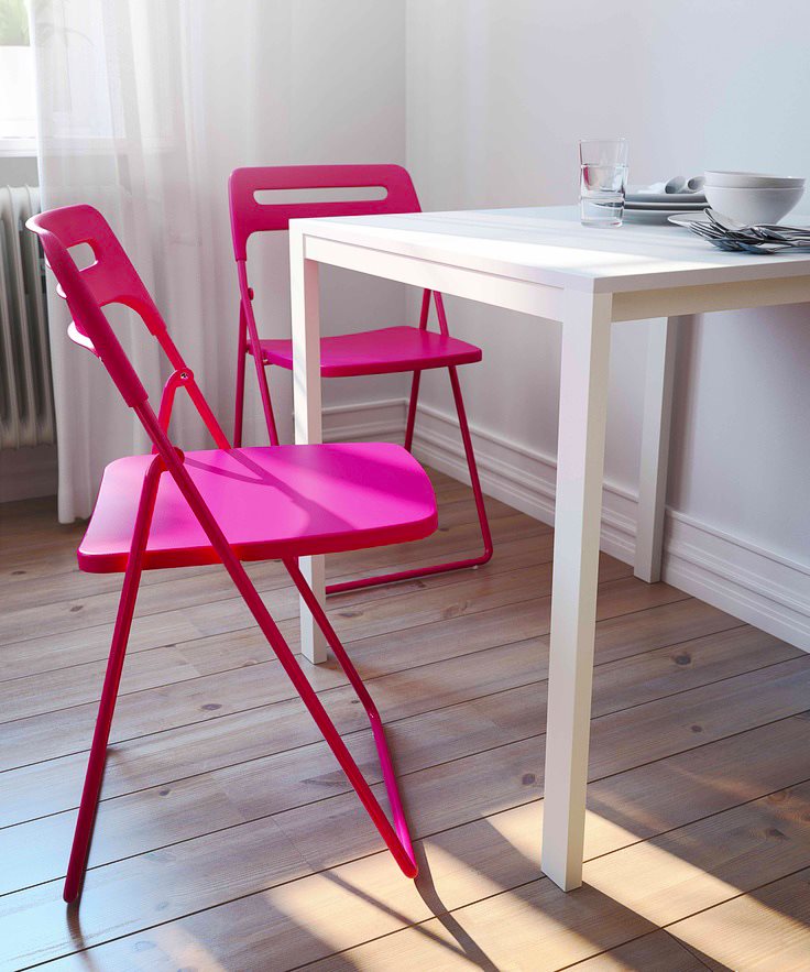 Chaises pliantes en plastique rose