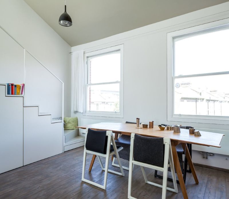 Intérieur d'une cuisine moderne avec chaises pliantes