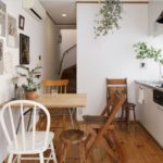 Chaises en bois dans la cuisine d'une maison de campagne