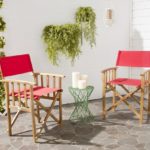 Chaises pliantes sur une plateforme en pierre naturelle