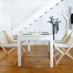 Chaises pliantes sur parquet