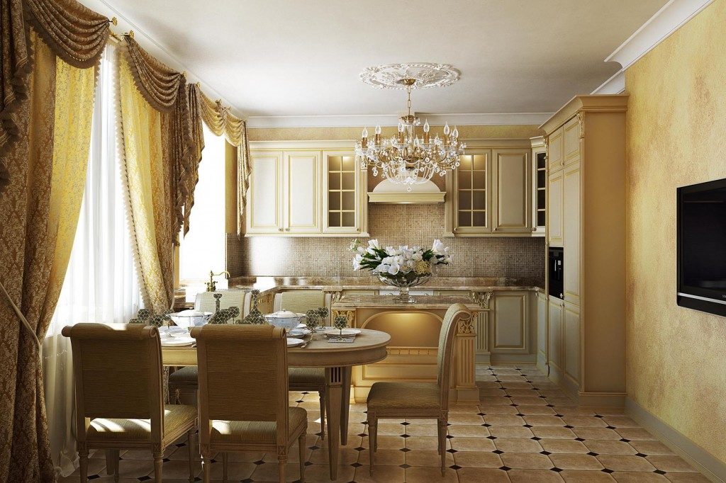 Interno cucina in stile classico con lampadario a soffitto.