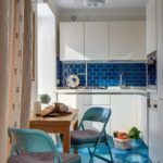 Cucina ad angolo con grembiule blu