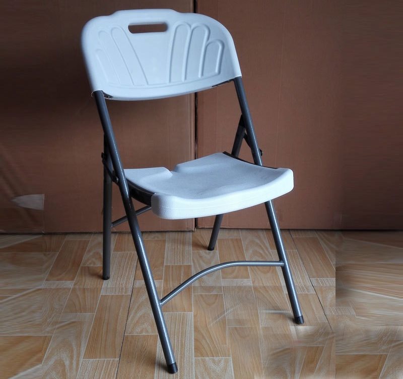 Chaise haute pliante avec structure tubulaire et dossier en plastique