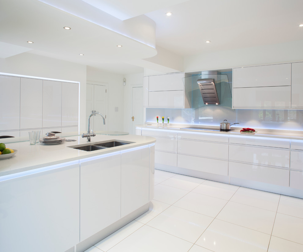 Illuminazione ad incasso sul soffitto di una cucina bianca come la neve