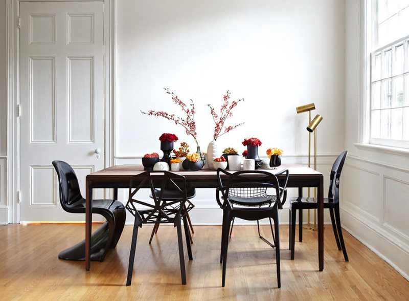 Une variété de chaises près de la table de la cuisine