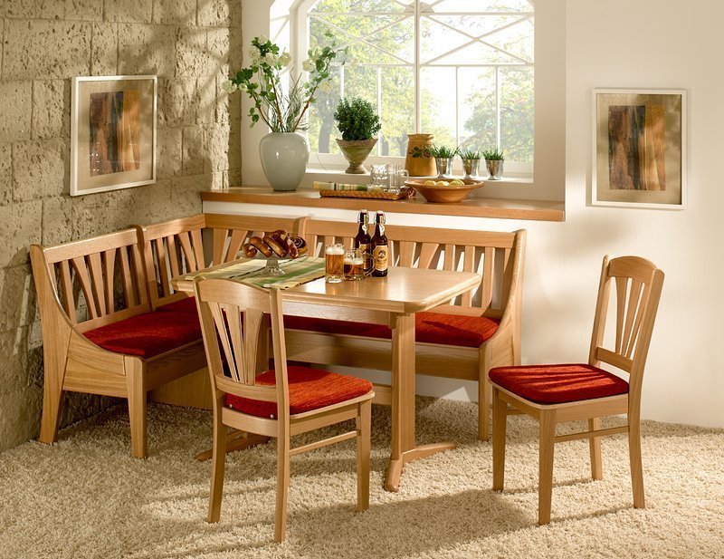 Coin cuisine avec chaises et table en bois