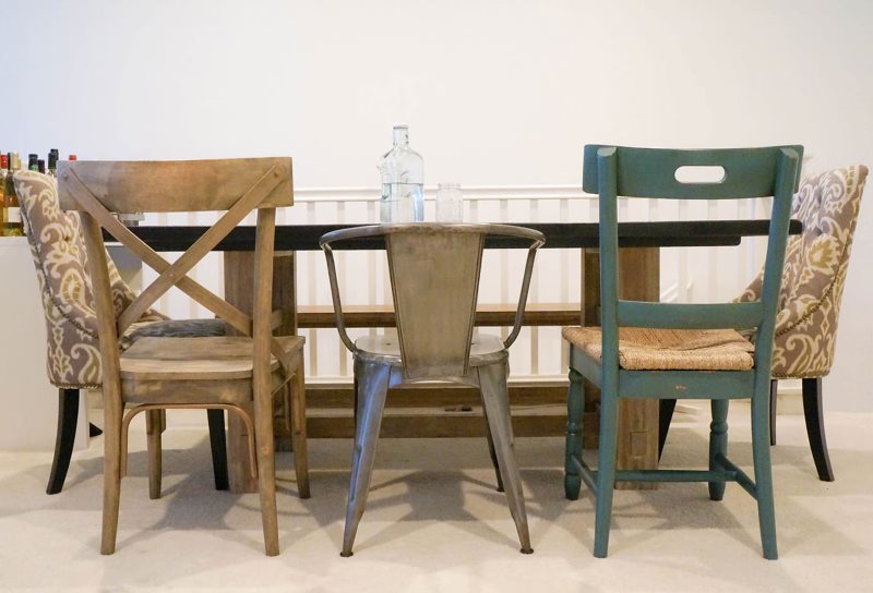 Groupe de salle à manger avec des chaises dans un style rétro.