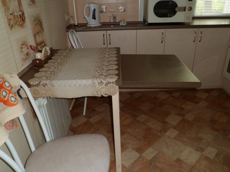 Transforming table in the interior of a small kitchen