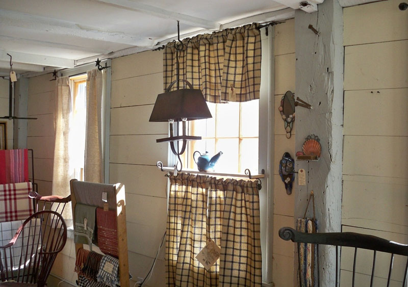 Décoration d'une fenêtre de cuisine dans une maison privée avec des rideaux de style café