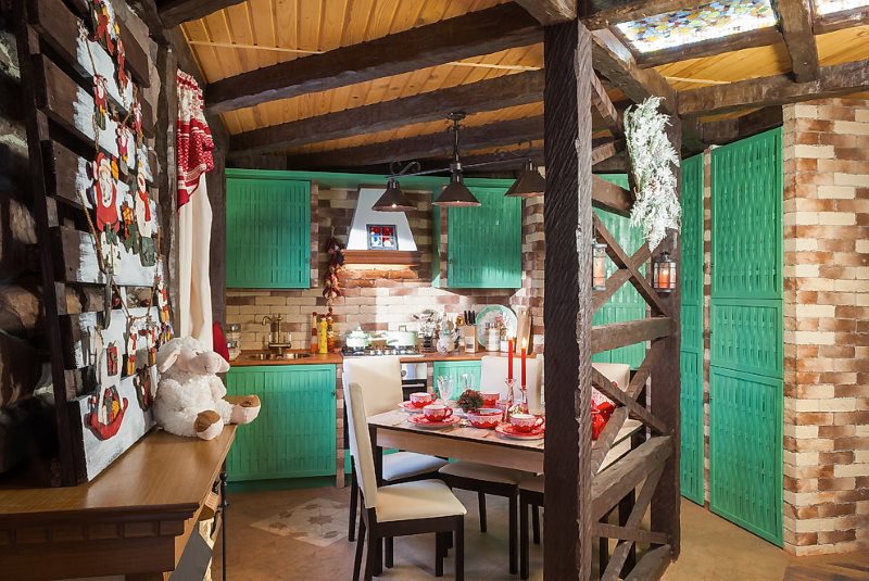 Colore verde in un interno da cucina in stile chalet