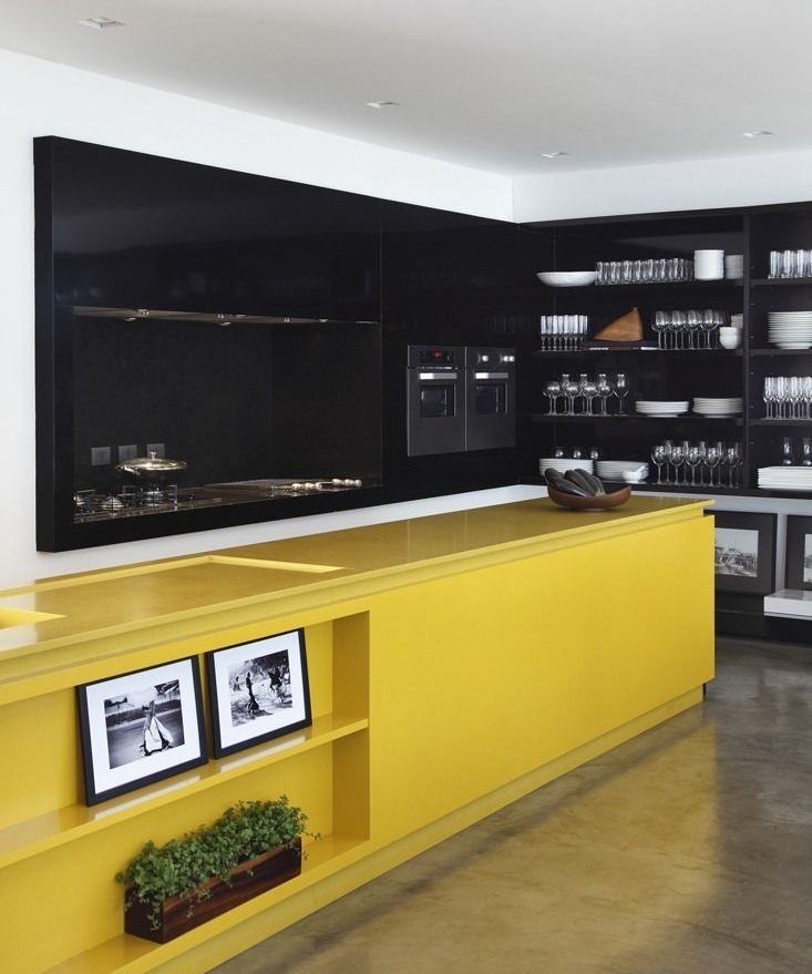 Cuisine noire et jaune dans un style moderne.