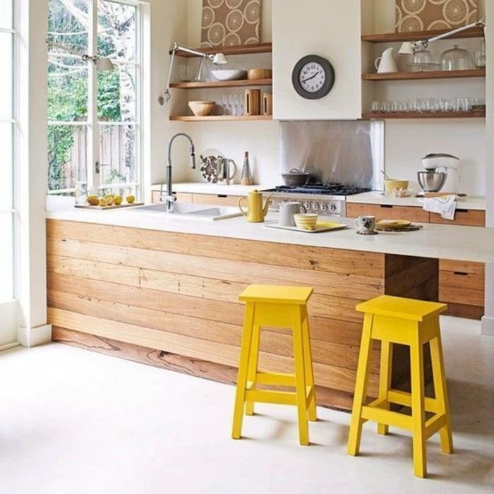 Scaffali di legno su una parete della cucina in una casa rurale