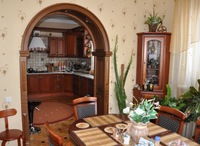 Table à manger dans une pièce avec une arche en bois