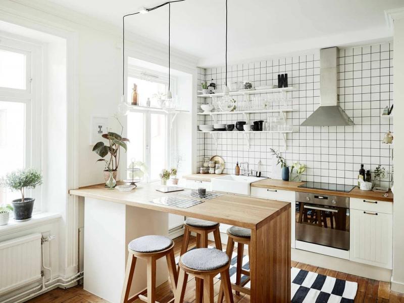 Bar en bois dans le salon-cuisine de style scandinave