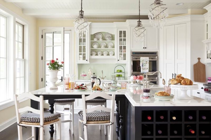 Meubles blancs dans une belle cuisine d'une maison de campagne