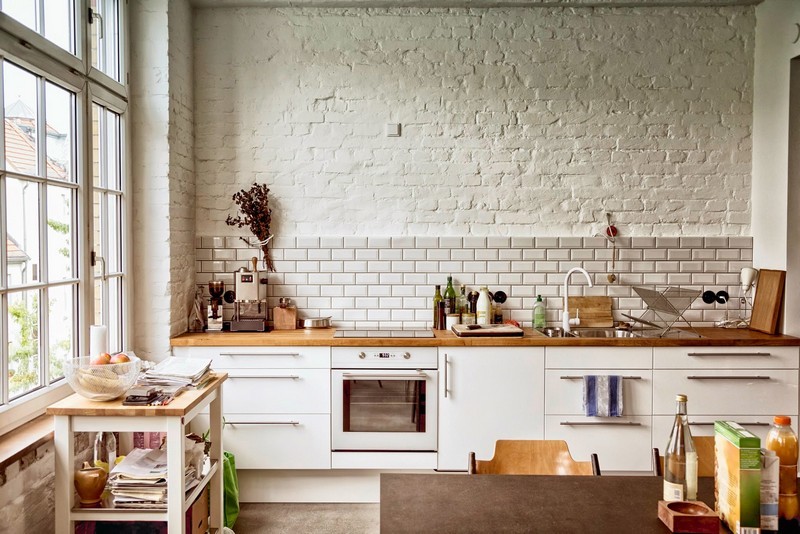 Mur peint en blanc dans une cuisine de style industriel