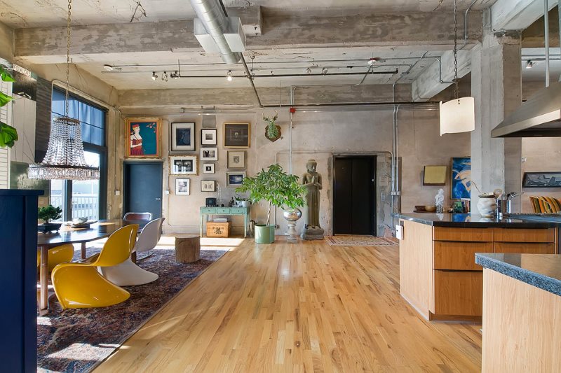 Plafond en béton de cuisine-salon de style Eco-loft