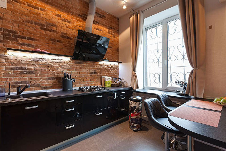 Cuisine de style loft noir dans un appartement en ville