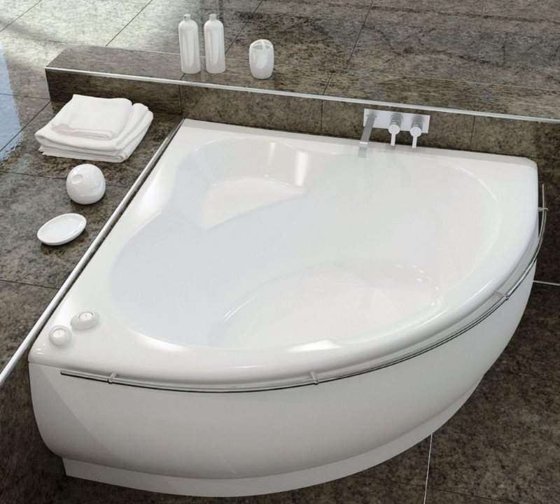 Baignoire d'angle en fonte pour une petite salle de bain