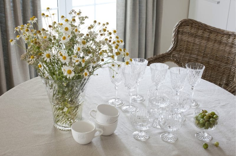 Fiori freschi in un vaso di vetro sul tavolo da pranzo