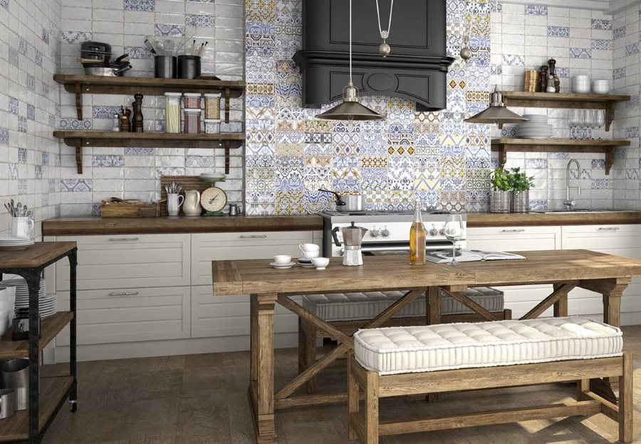 Carreaux décoratifs à l'intérieur de la cuisine avec des meubles en bois