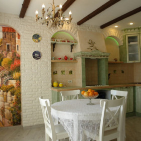 Tavolo rotondo di colore bianco nella cucina in stile provenzale