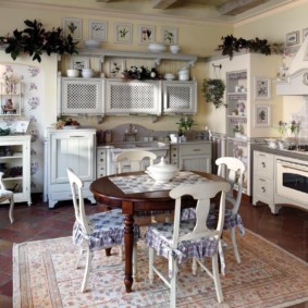 Chaises en bois sur le tapis dans la cuisine