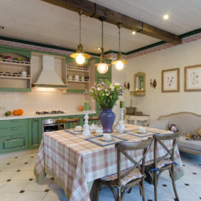 Nappe à carreaux sur la table de la cuisine