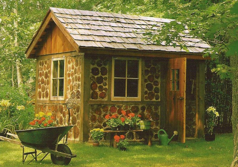 Maison d'été avec toit en bois