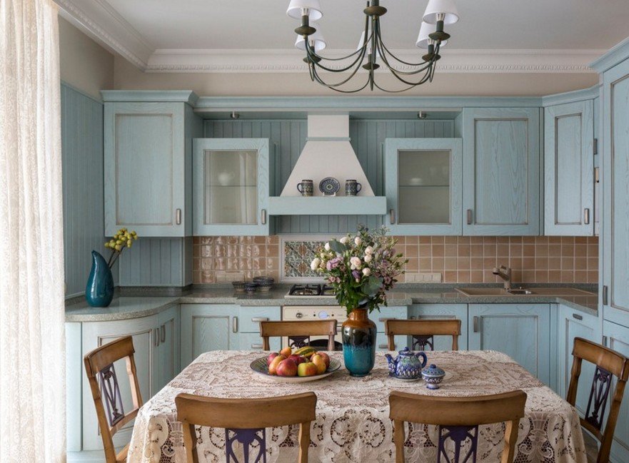 Table à manger dans la cuisine de style rustique